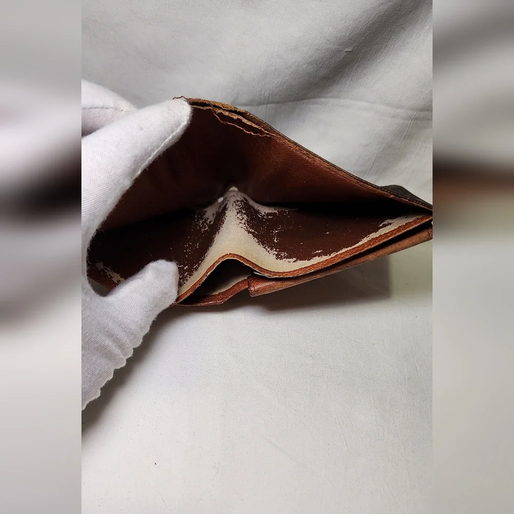 Louis Vuitton Monogram Bi-Fold - Picture 7 of 15